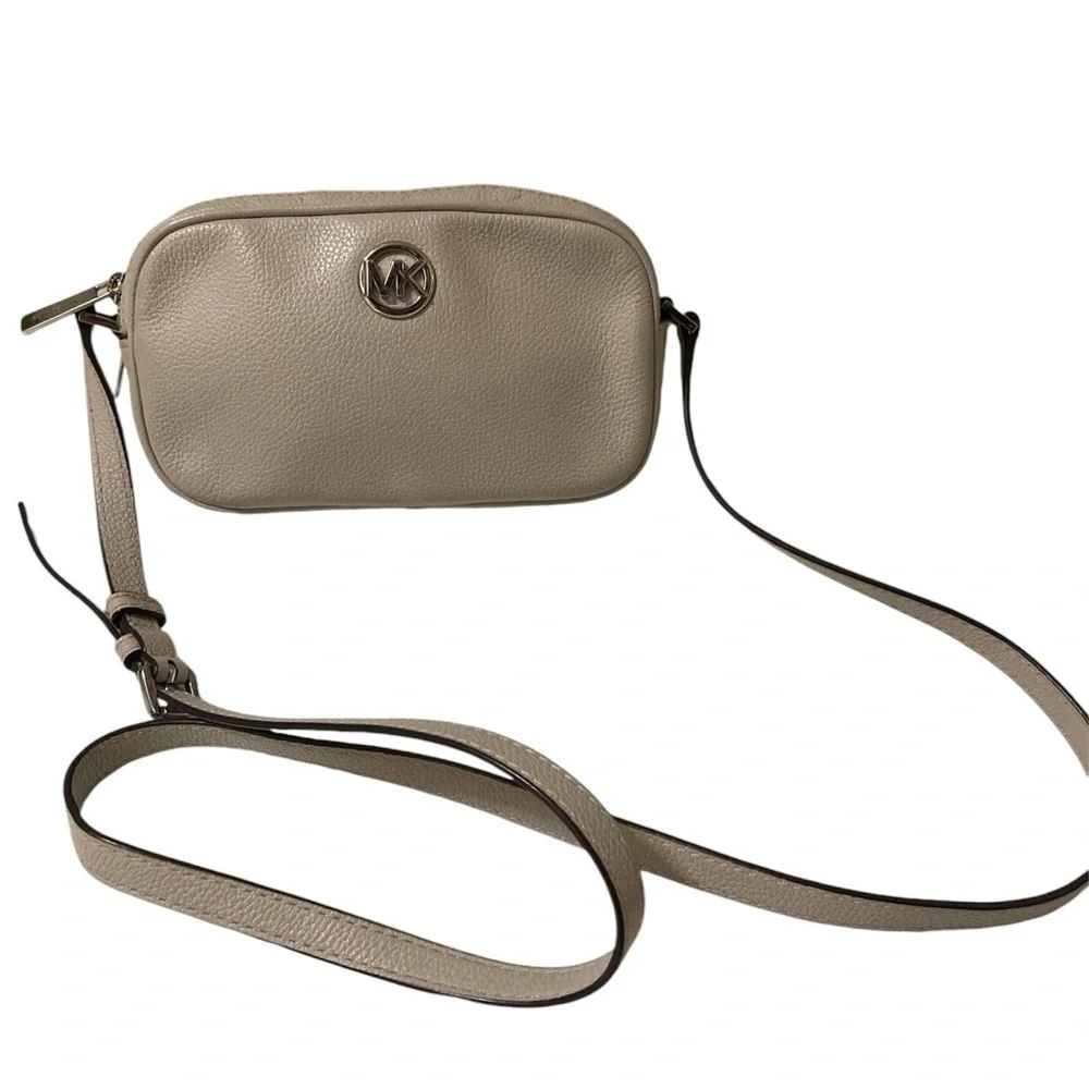 MICHAEL KORS Fulton Small Light Grey Leather Crossbody Camera Bag Feminine